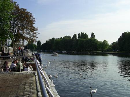 PUB ALONG THE RIVER