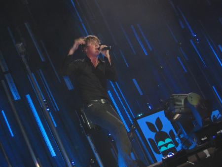 TOM SINGING