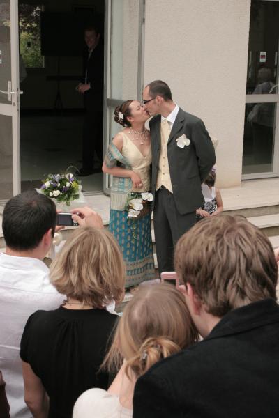 KISS THE BRIDE!