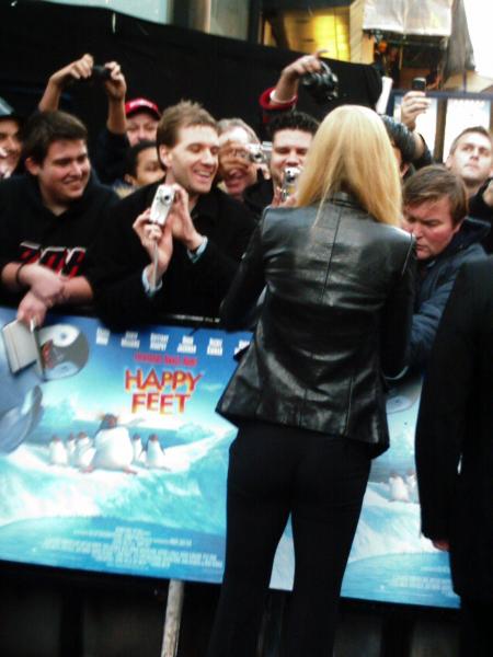 NICOLE SIGNING AUTOGRAPHS