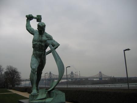 STATUE OUTSIDE THE UN